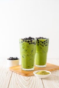 Matcha smoothie with fresh berries